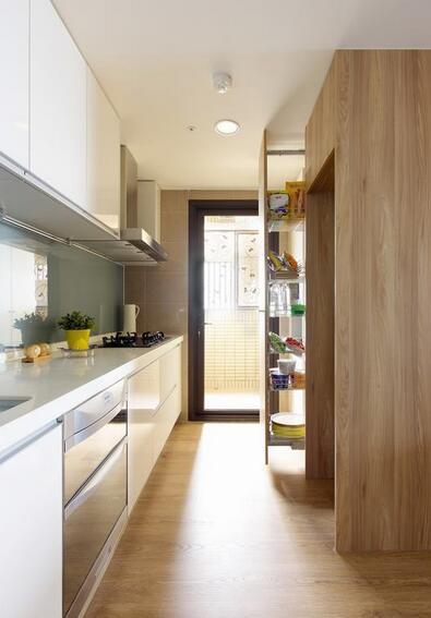 直线的厨房规划，搭配充足的收纳空间，让厨房的各式收纳有了相对应的位置。