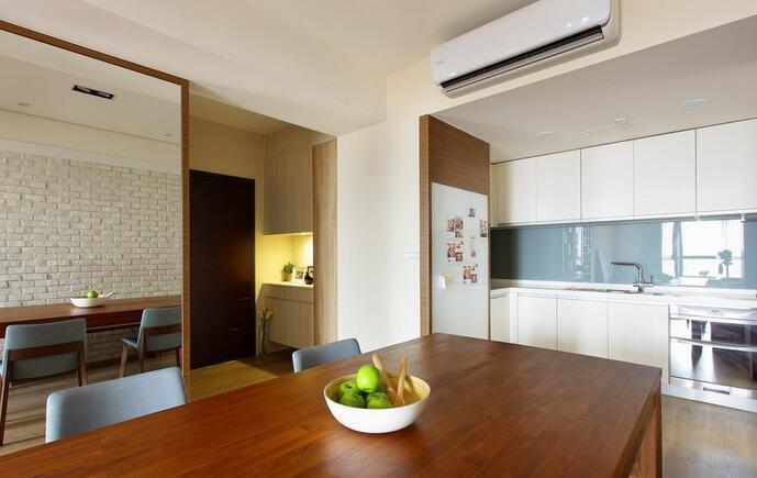 开放式的厨房规划，设计师在空间左侧规划白色烤漆玻璃，提供家庭留言场所。
