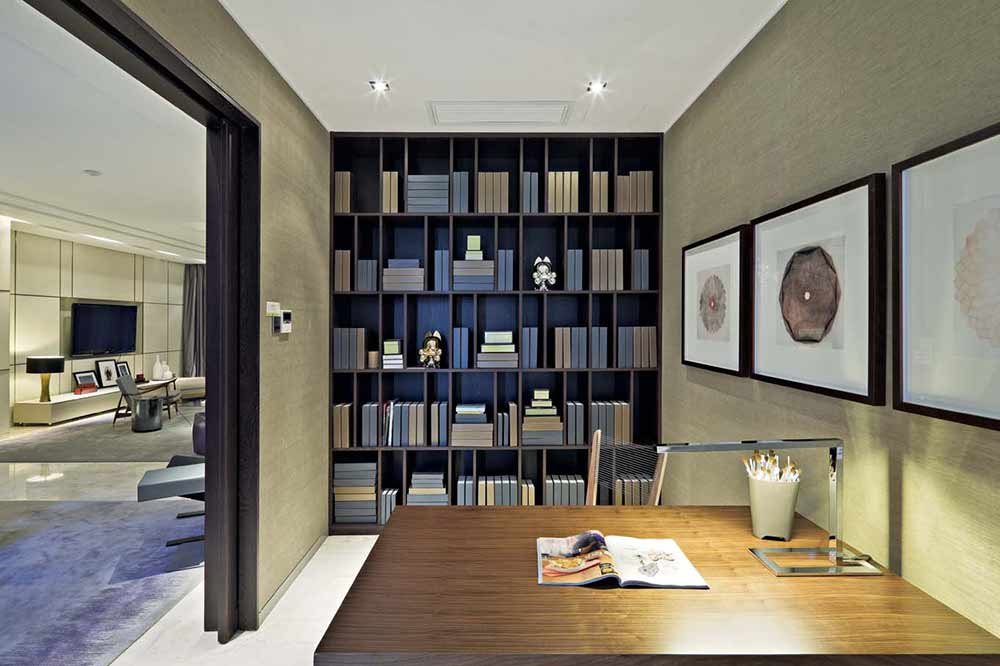 靠墙的书柜设计合理的利用了空间，大小不一的格子设计十分个性。