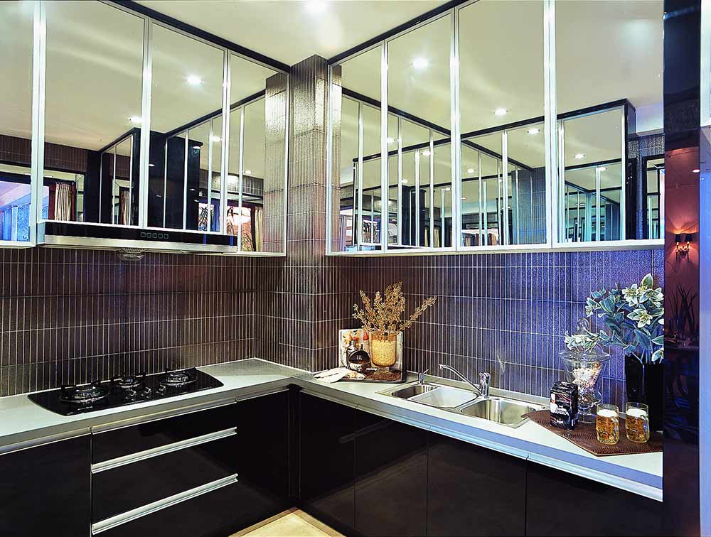 厨房注重功能性和实用性，吊柜的设计十分节省空间，而镜面的橱柜大气时尚，还有扩展视觉空间的效果。