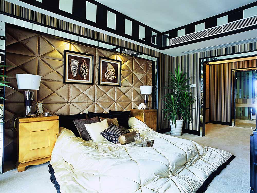 卧室装潢带着东南亚风格，床的高度十分低矮，铺上厚厚的床垫，还没躺上去似乎都能感受到柔软和舒适。