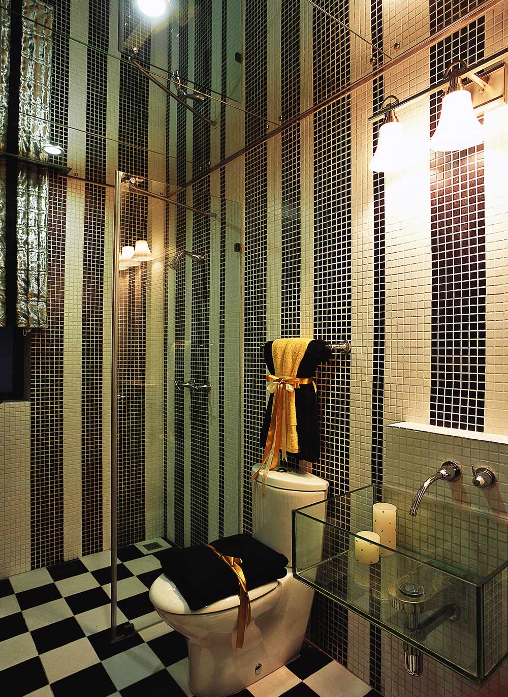 条纹创意的墙面马赛克设计与棋盘格的地砖相互呼应，大胆的设计了透明水槽，符合现代人的时尚追求。