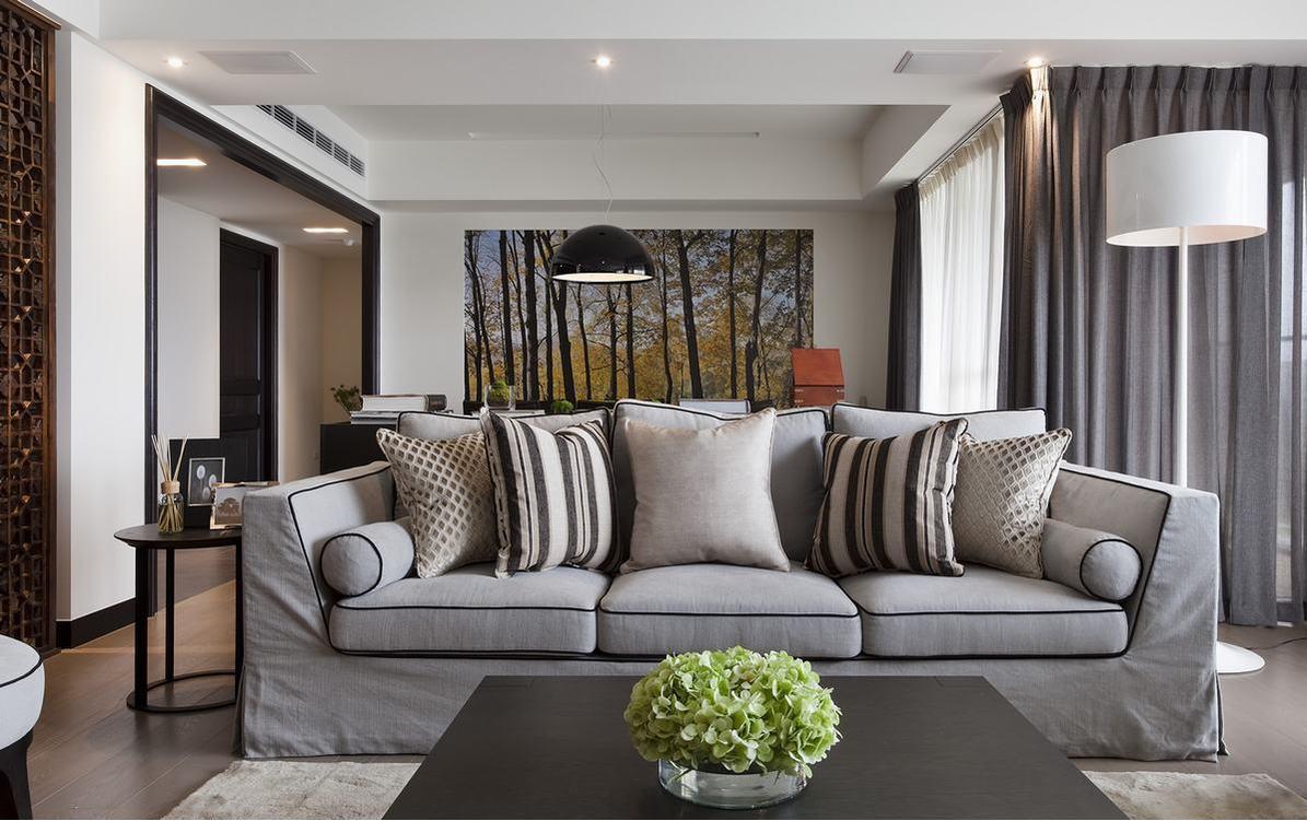 精致布艺沙发搭配柔和自然光，衬托出空间应有的质感。