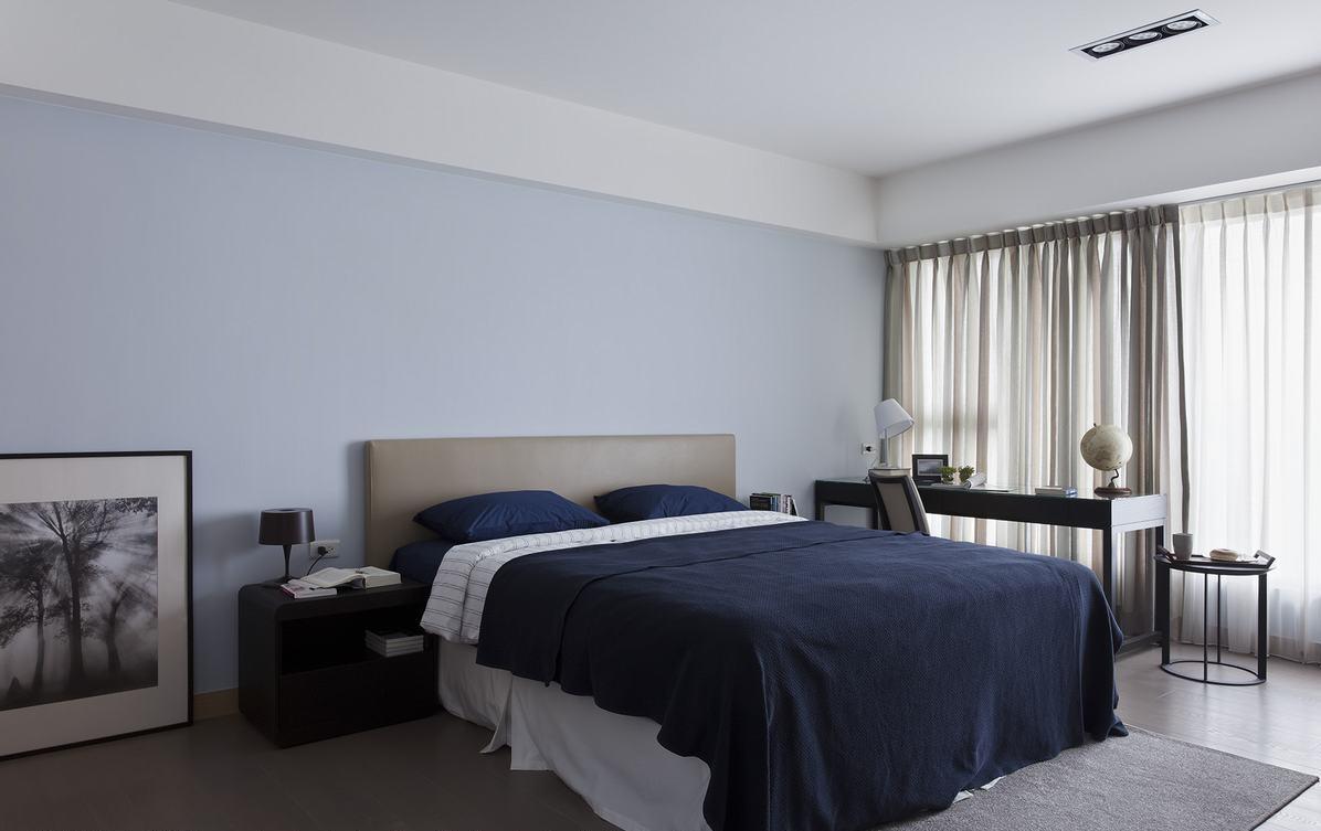 简单的卧室规划，湖蓝色的床单，打造一个让人舒缓压力的睡眠空间。