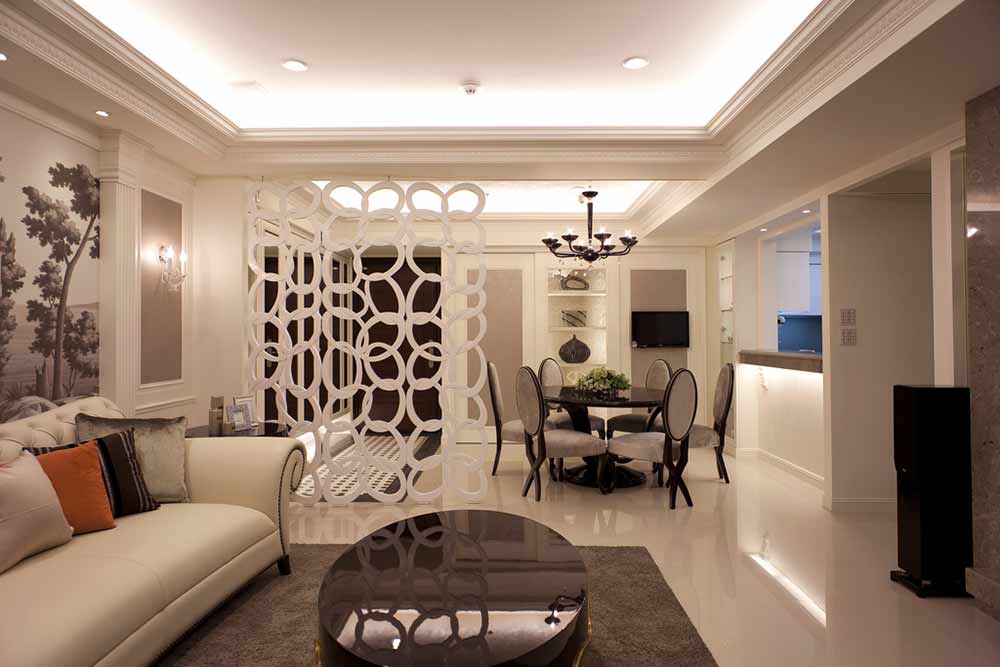 客厅是主人品位的象征，简欧雅致的白色雕花隔断通透时尚。