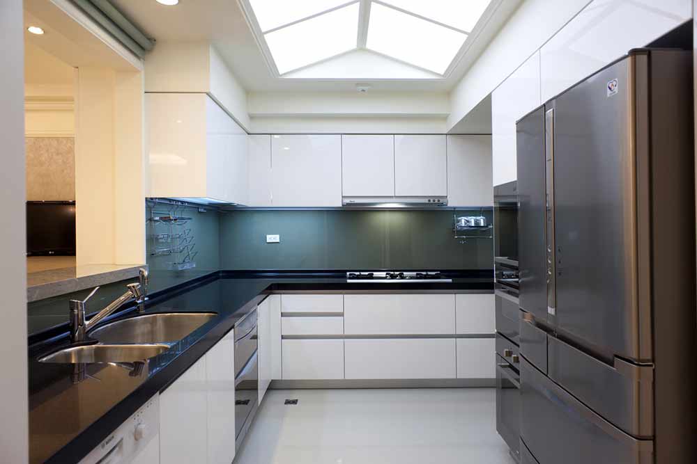 整体橱柜的设计让厨房空间显得大气，创意的仿天窗吊顶设计，让厨房光线更加自然。