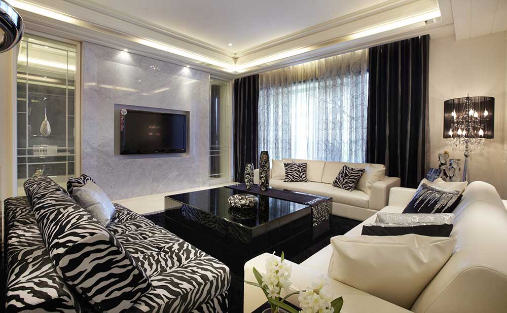 客厅的窗帘也是黑色厚布和黑色薄纱组成，给人一种冷艳的高贵感。