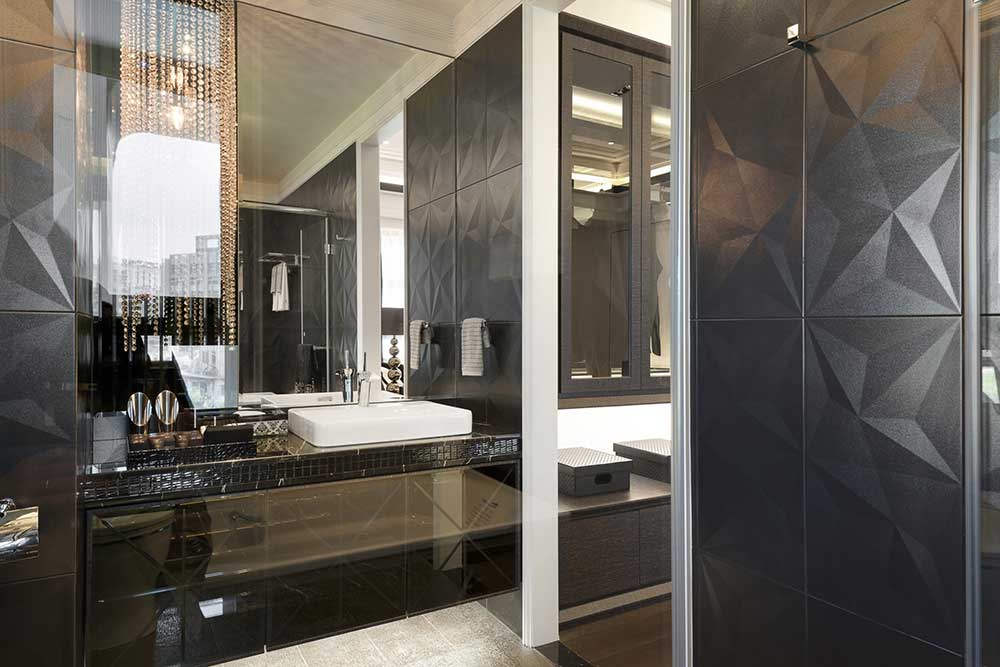卫生间里的黑色菱形暗纹壁纸和黑色洗手台相互映衬，简洁大方。