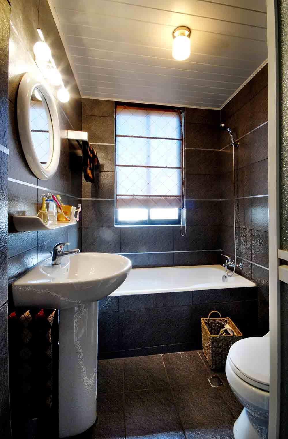 卫浴空间则采用了完全不同的风格，窗户的柔和自然光，将空间在视觉上不会显得狭窄。