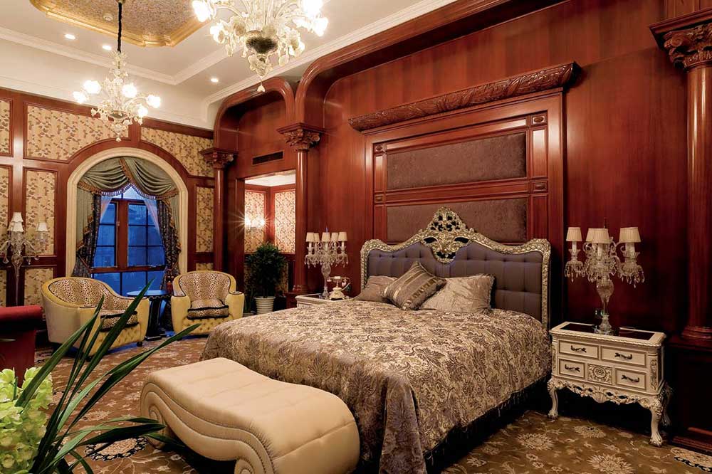 次卧则是米色床单床头柜与米黄色地毯相互呼应，更多了一份雅致。