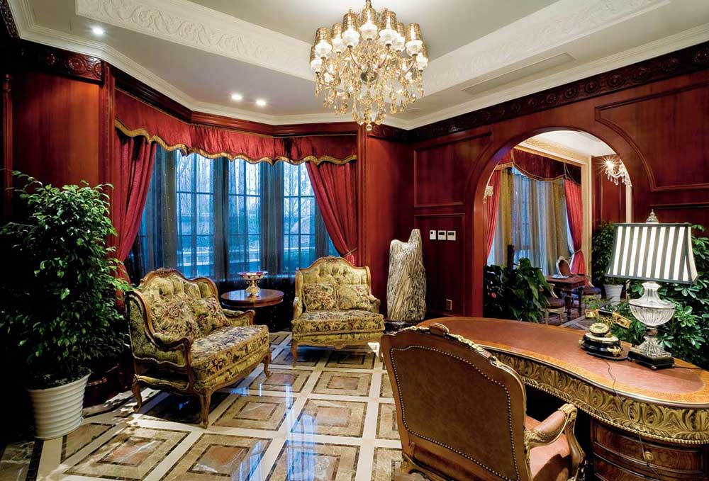 书房里除了大面积的红色窗帘与红色壁纸外，还装饰了许多绿色大型盆栽，富有生机活力。