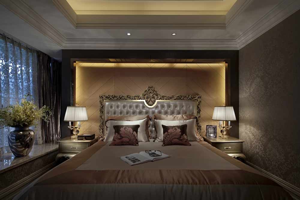卧室装修整体采用米色，增加舒适感。古典图案的地毯，优雅而含蓄。