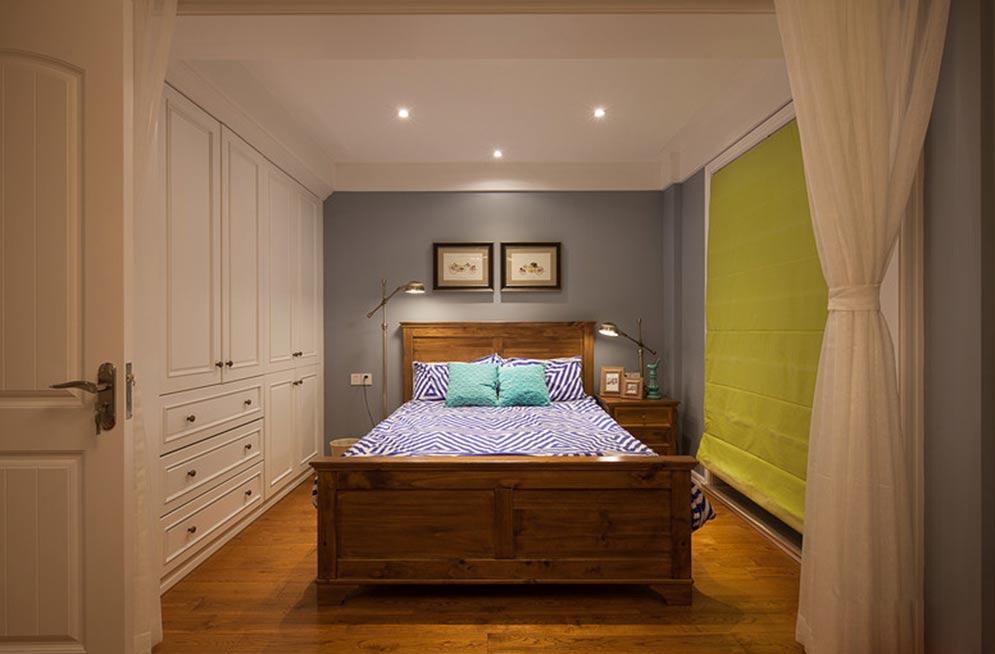 次卧选用中式硬板木床，利于孩子的健康成长，同时用明亮的黄色窗帘来增添空间色彩。