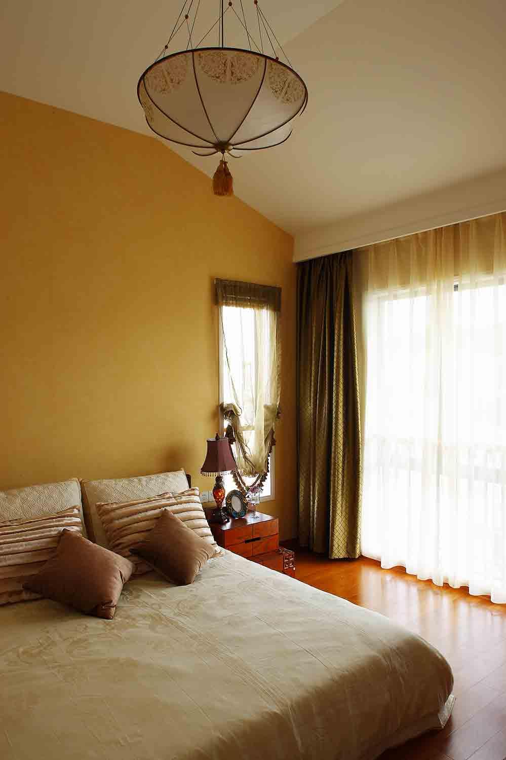 静谧舒适的卧室空间装饰简单，透过窗户的自然光增添了一丝惬意。