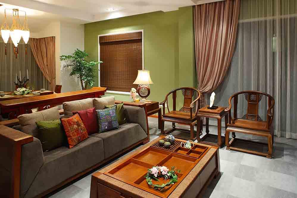 灰色的布艺沙发搭配温润木质，给人以视觉上的舒适感。