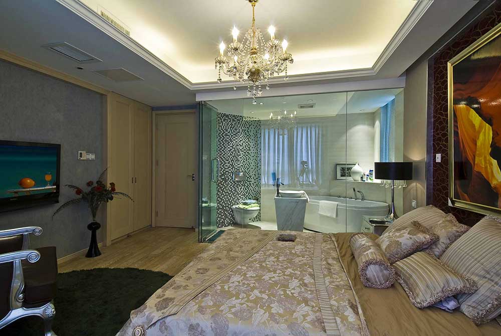 主卧面积较大，米色的地板与床单给人一种素雅温馨的感觉。