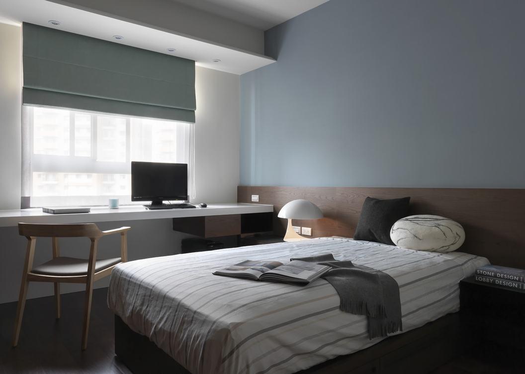 次卧釆用立面线条简洁方式的呈现，床头墙以浅蓝搭配木色，营造一贯的舒适氛围。
