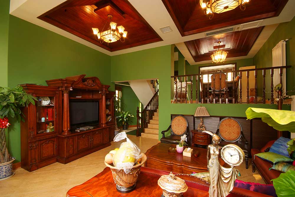 客厅整体墙面采用绿色，与红色吊顶一对比却不显俗气，只给人温馨的感觉。
