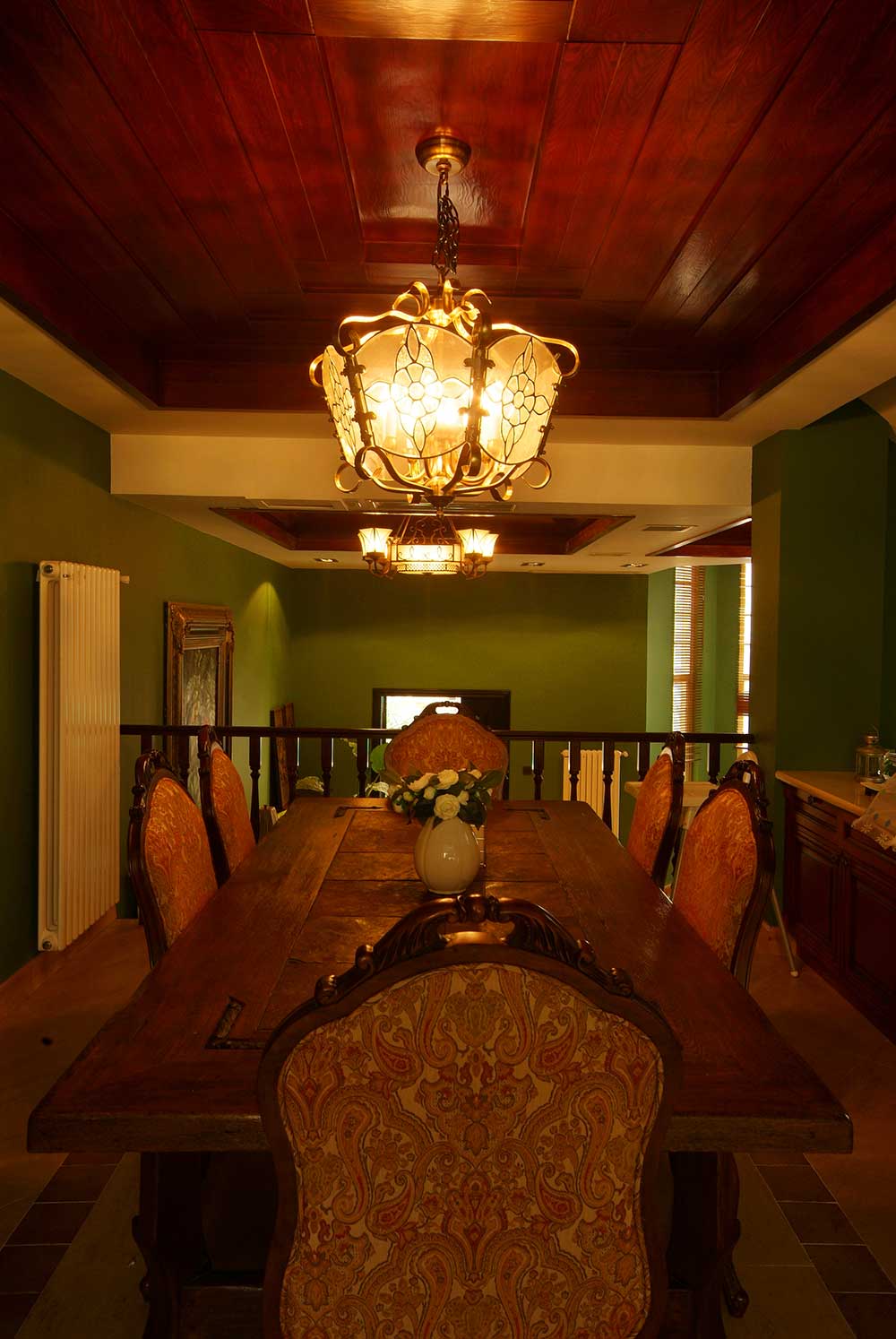 餐厅内部依旧是暖色调，暖色灯光与暖色桌椅给主人一个好胃口。