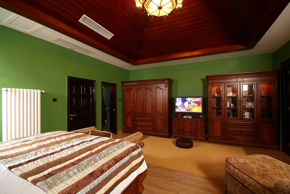 主卧较为宽敞，除了暖色调的地板与家具，红色的吊顶依然醒目。