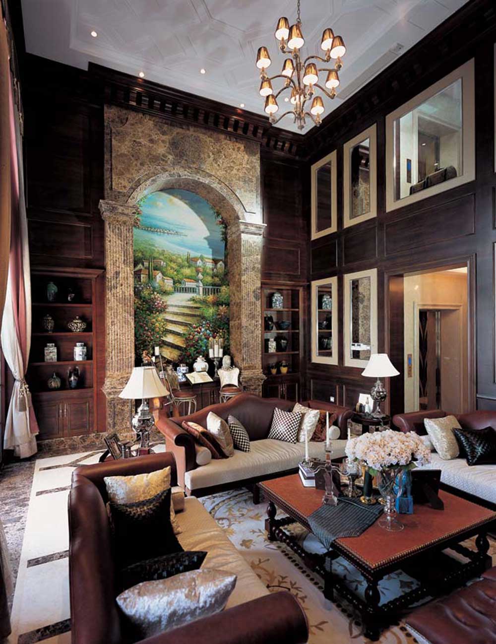 客厅大面积采用深色壁纸，与浅色地毯形成鲜明对比，中和了深沉的氛围。