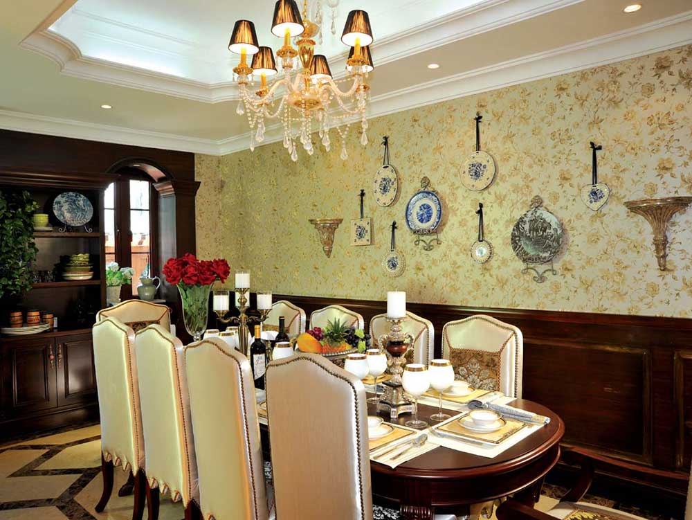 餐厅的墙面由浅色壁纸与深色墙面一分为二，并用瓷器装饰，显得妙趣横生。