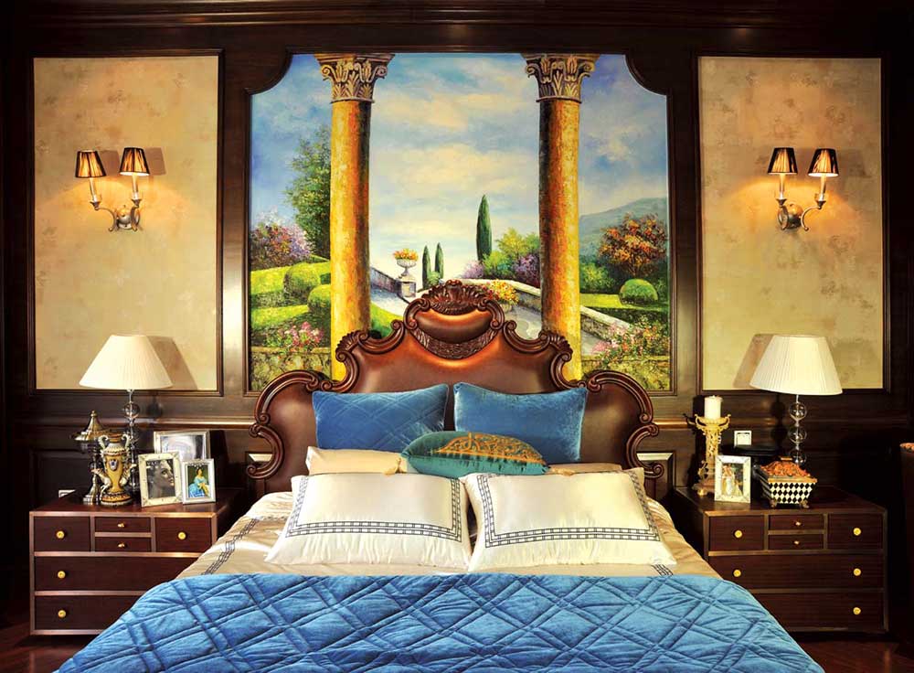 背景墙是一幅色彩鲜明的欧式风格油画，给人眼前一亮的感觉，点亮整个房间。