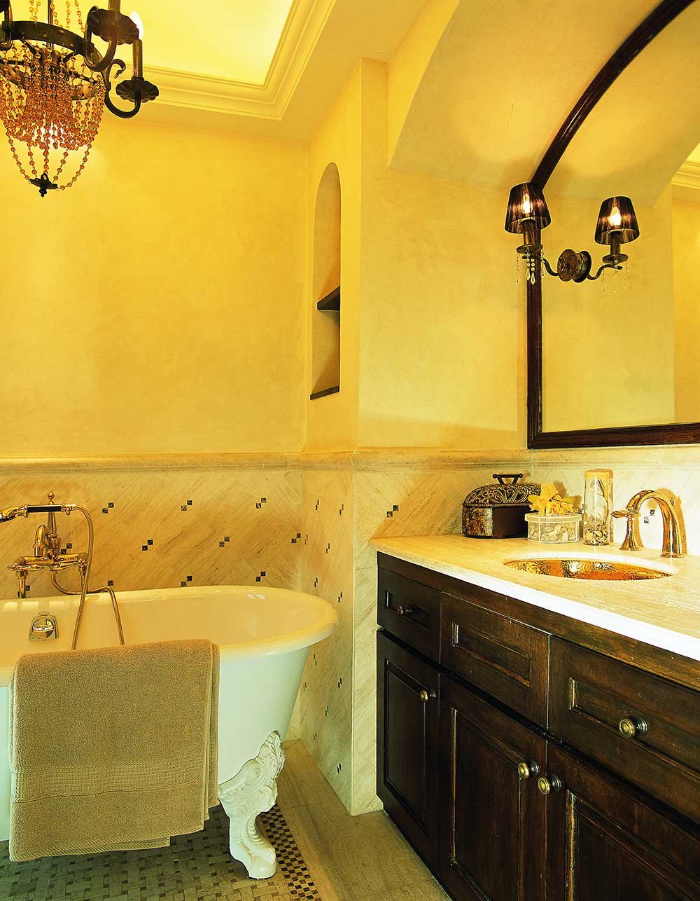 卫生间墙壁则由浅黄色壁纸和瓷砖装饰，清新素雅，明亮雅致。