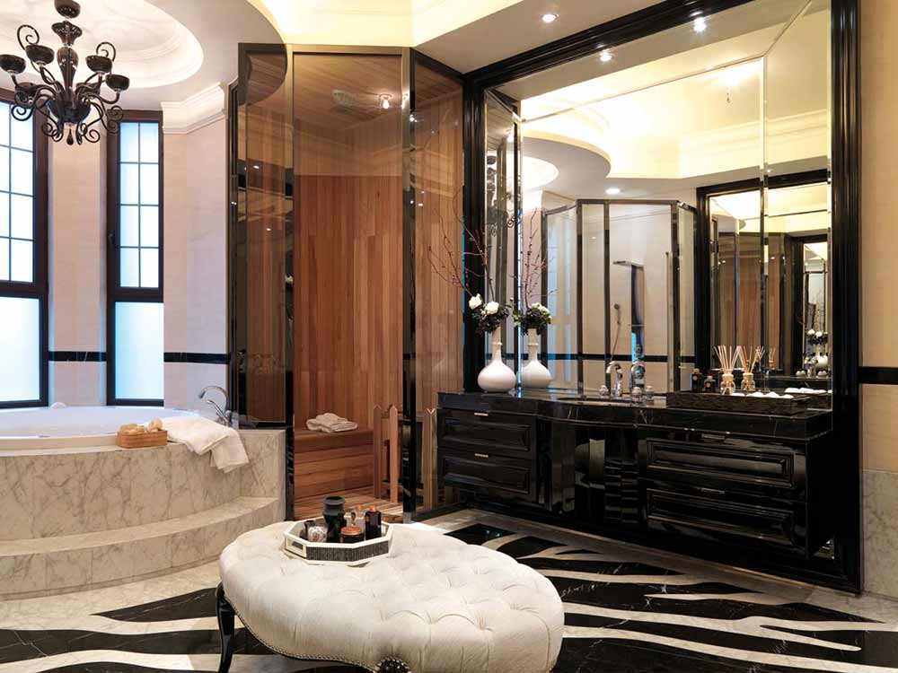 卫生间整体使用黑色装饰，不同于传统印象中的黑色装修，卫生间的黑色浴室柜给人靓丽的感觉。