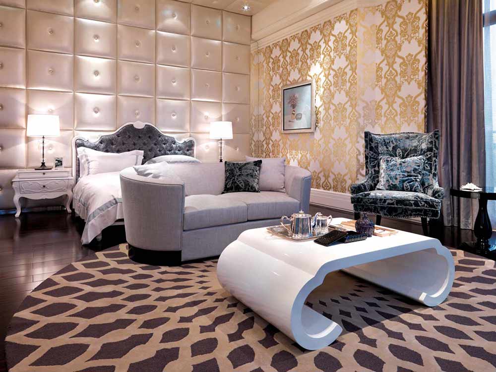 华丽的卧室搭配一个休闲的茶桌，营造一个专属于主人的私人休闲空间。