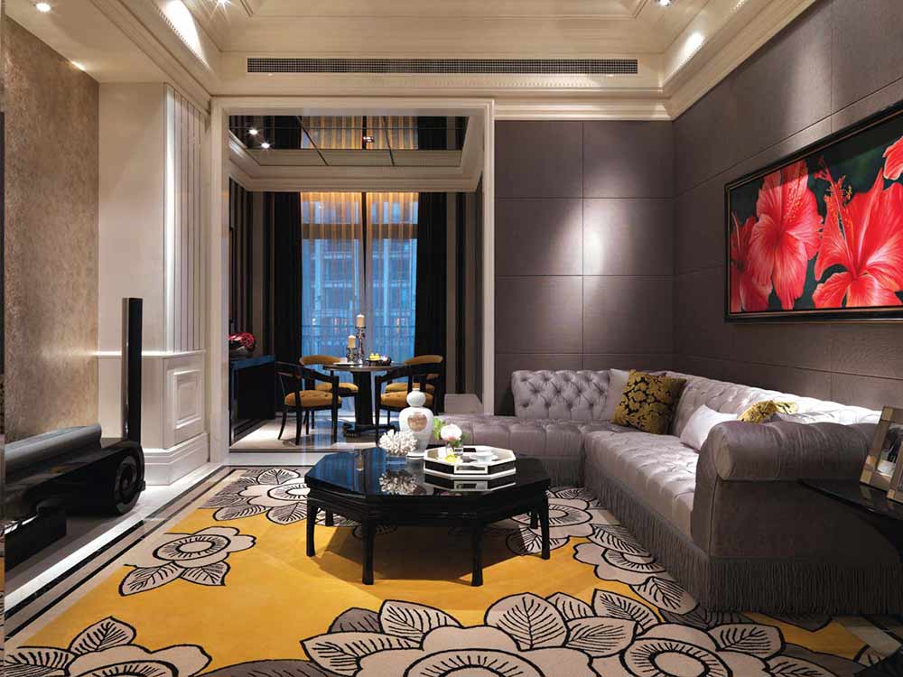 灰色会让空间显的沉闷，黄色的地毯舒适又能调节空间的色彩。