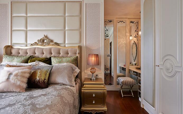 床头背景墙以淡金色绷布，搭以两侧米色线板，完美点缀欧式古典华丽风采。