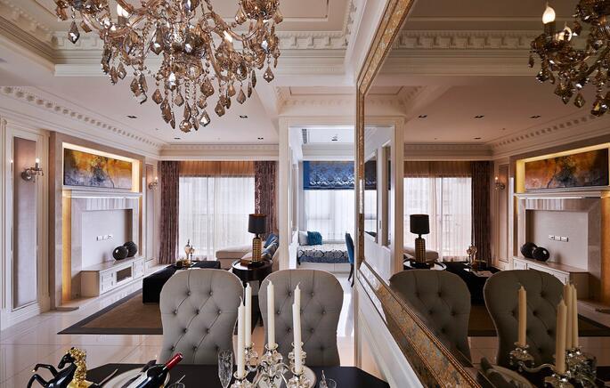 餐厅以金色为空间基底，材质间的虚实表现，让视觉延伸于同一平面。