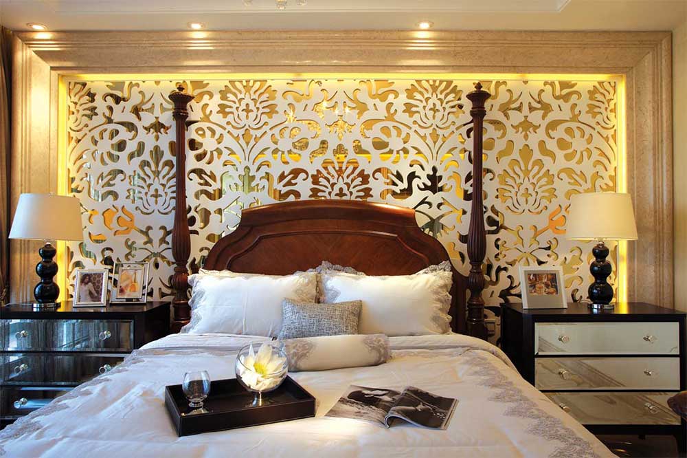 卧室背景墙由大面积镂空白色木雕装饰而成，显而不露，富有情趣。