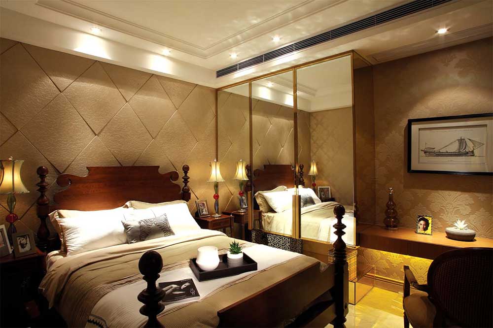 次卧背景墙为菱形米色皮质墙纸装饰，温馨雅致。