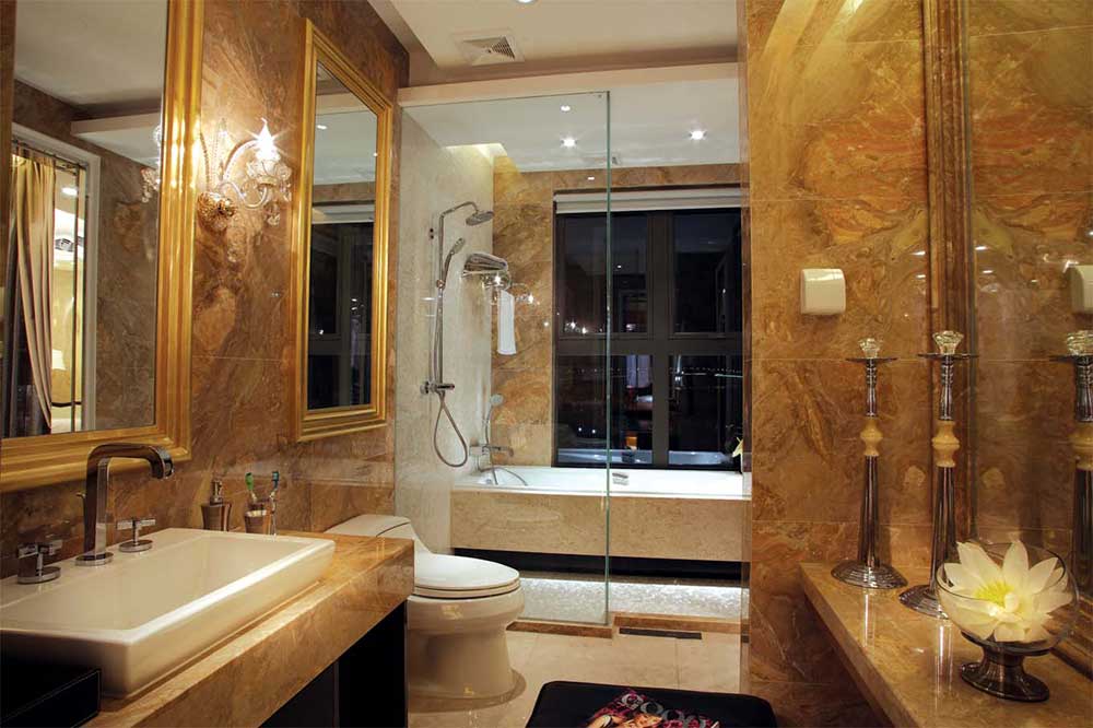 卫生间里的瓷砖为深黄色流水图案，与米色地砖形成对比，清新整洁。