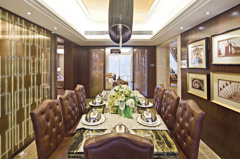 餐厅深褐色背景墙与深色皮质座椅互相映衬，给人温馨的餐桌氛围。