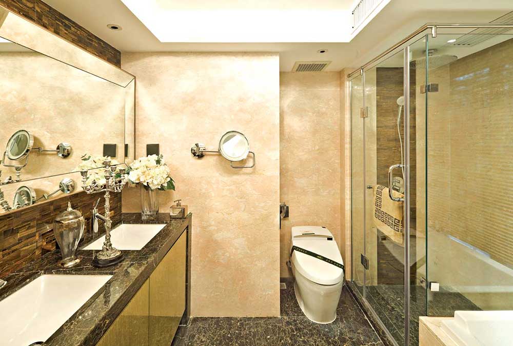 卫生间采用大面积米色花岗岩装饰，素雅整洁。