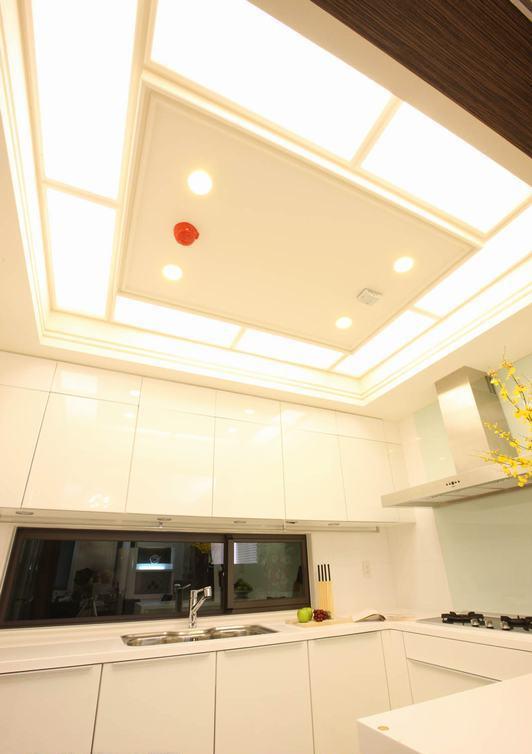 厨房的灯光明亮而又舒适，设计师也将强大收纳功能规划其中。