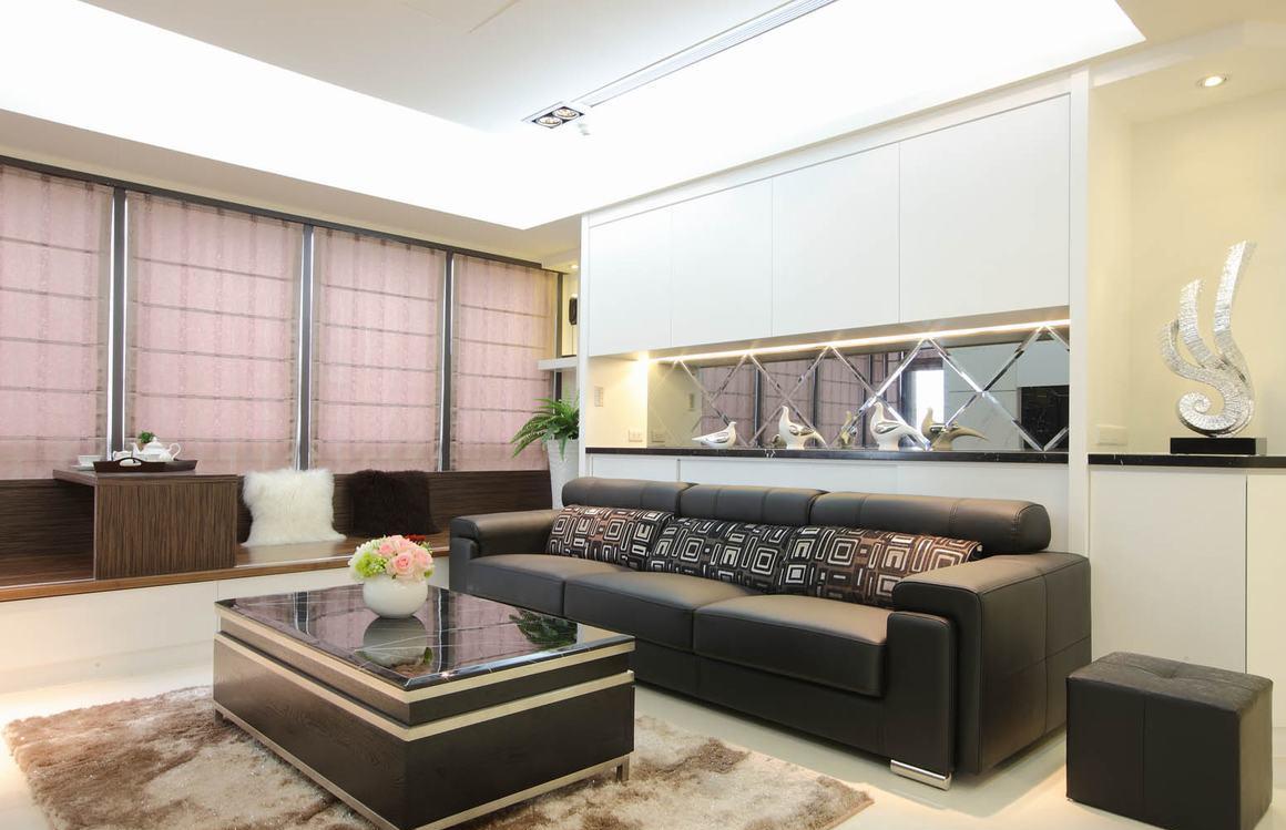 沙发背景墙以菱型灰镜增加了空间层次感，同时又提供了收纳空间。