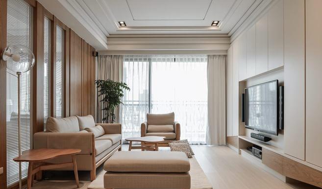 大面的落地窗，将光线引入室内，自然的采光和通风令客厅更加婉约舒适。