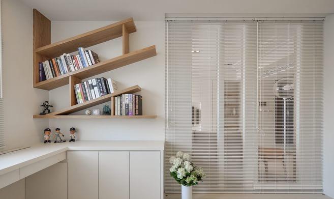 白色的书房，不规则的搁物板设计，半透明的门帘将空间巧妙分隔开。