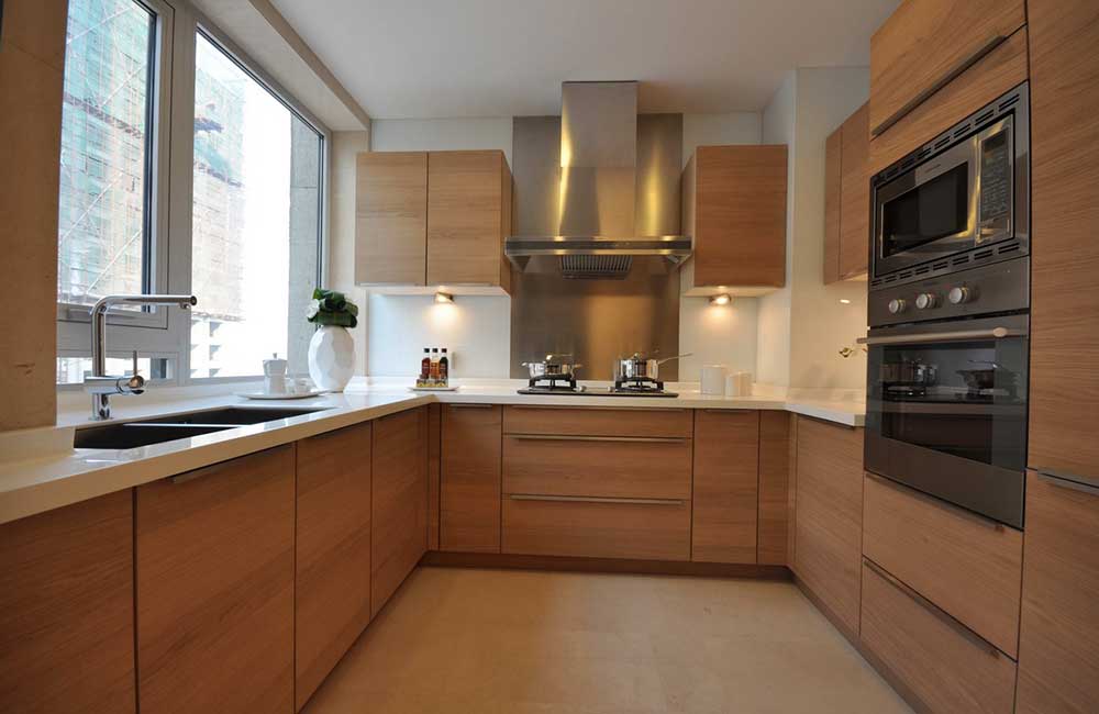 厨房整体橱柜简洁明亮，淡雅的原木色设计给人返璞归真之感。