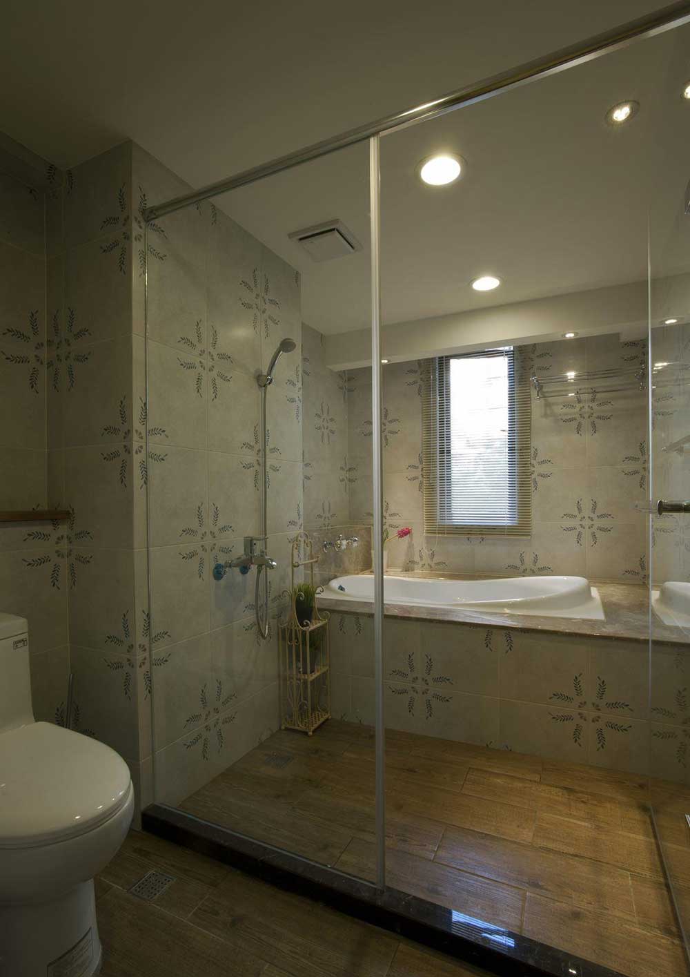 卫生间复古花纹的墙砖十分典雅，创意性的将淋雨与浴缸巧妙的组合在一起