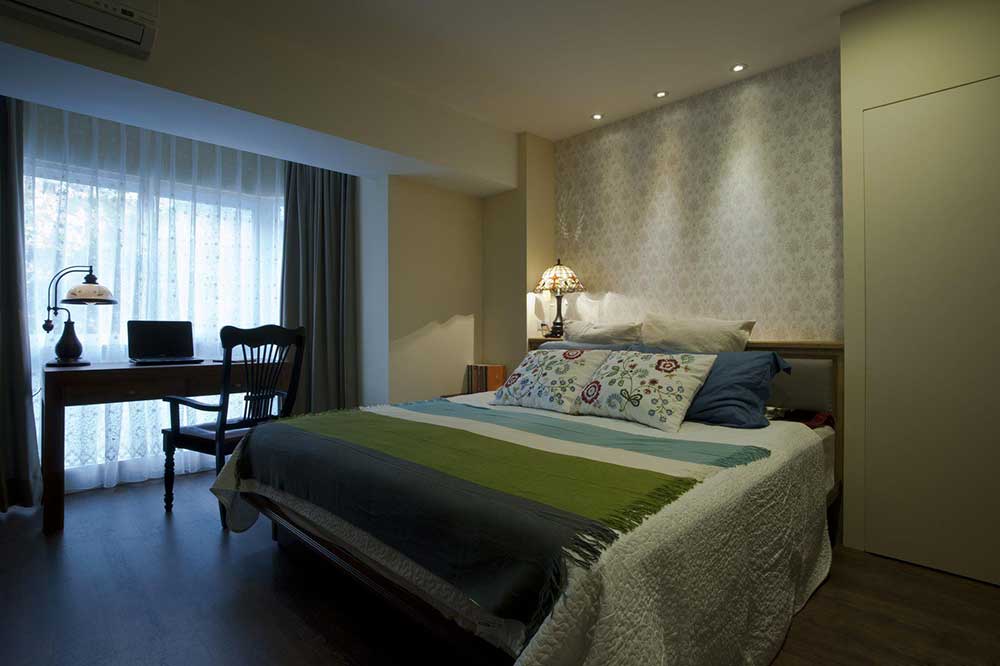 卧室布置简单而又温馨。简单的家居布置清爽并且十分注重实用性。