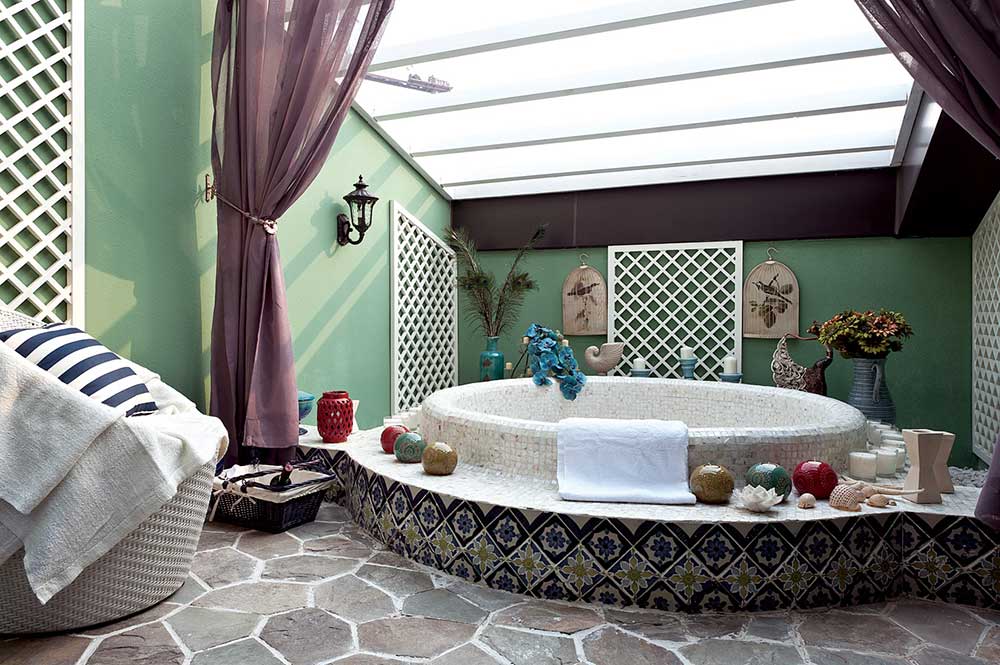 异域风格的卫生间设计创意十足。绿色的墙面撞色紫色浴帘，精致马赛克瓶贴的浴缸，在这样的卫生间舒适的泡澡浪漫到极致。