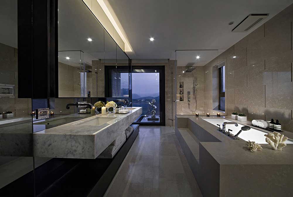 卫生间设计的十分敞亮，宽阔的空间满足了主人浴缸和淋浴室并存的需求，全透明的淋浴房性感又明亮。