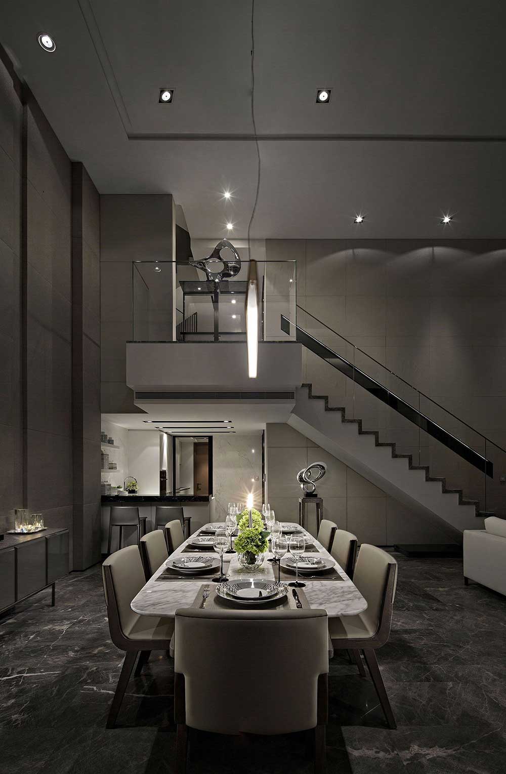 长条形餐桌与线条设计的吊灯相互呼应，淡淡的灯光打在餐桌上营造浪漫的气氛。