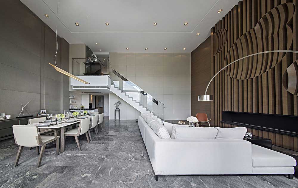 线条感十足的客厅，大气舒适。精心雕琢原木材质的背景墙创意雅致。