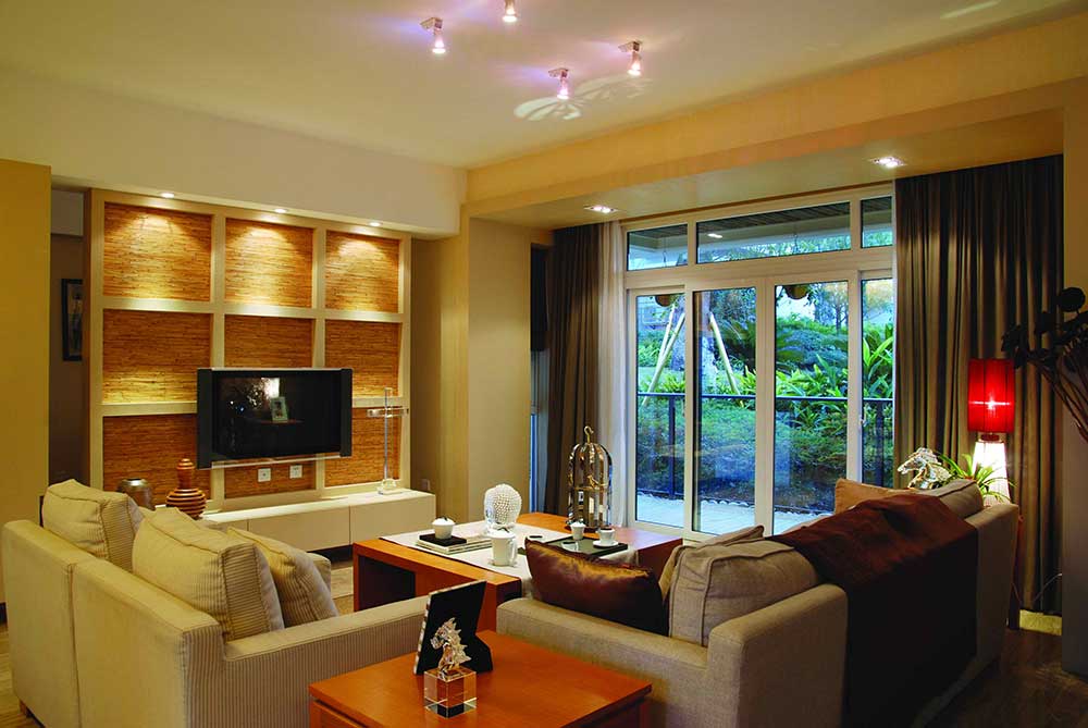 棕灰色的四方沙发作为一个隔断作用，将客厅功能区独立起来，电视背景墙采用板材和九宫格的设计，体现了自然。